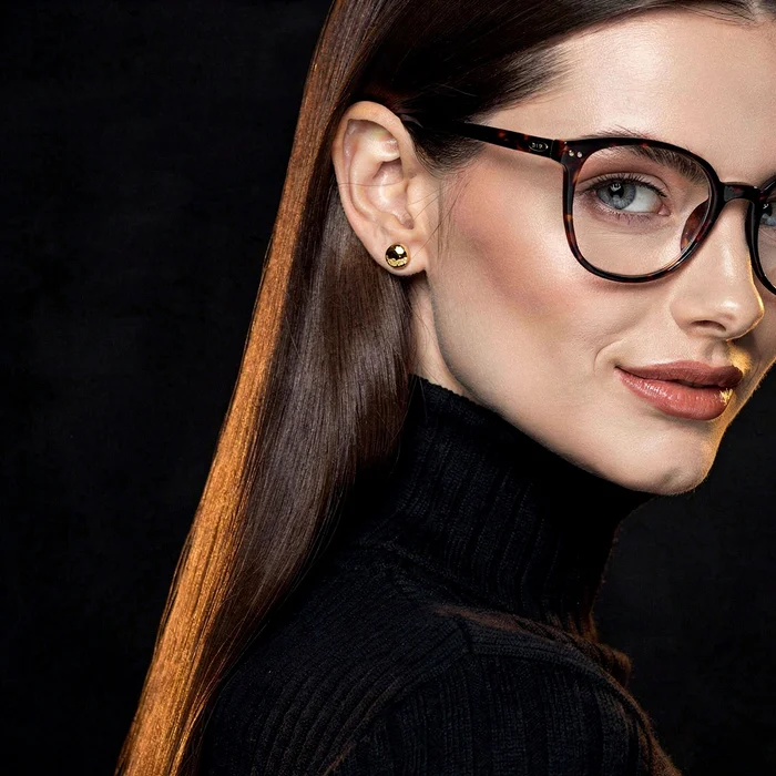 A woman wearing the glasses